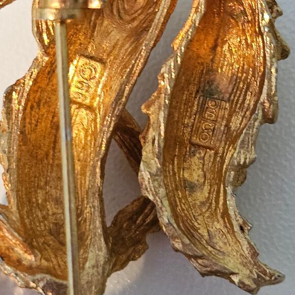 Vintage Hobco Gold Fox Brooch holding Beaded Grapes with Rhinestone Details - Picture 5 of 7